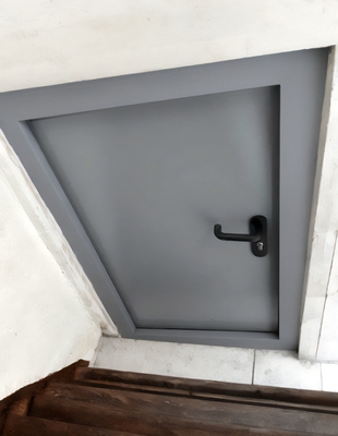 Серый люк на крышу