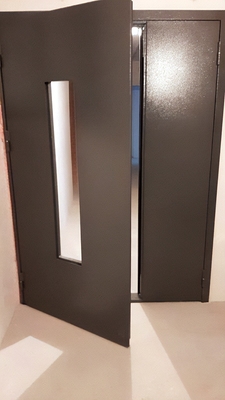 Дверь с узким стеклом Дверь с узким стеклом