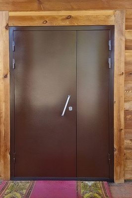 Полуторная коричневая дверь Полуторная коричневая дверь