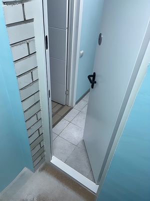 Узкая стальная дверь