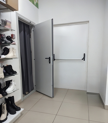 Двери в обувном магазине