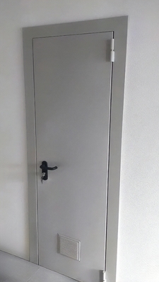 Узкая дверь с вентиляцией