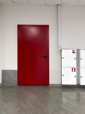 Красная огнеупорная дверь