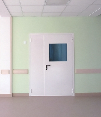 Белая дверь с остеклением Белая дверь с остеклением