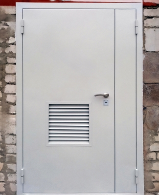 Полуторная стальная дверь с вентиляцией