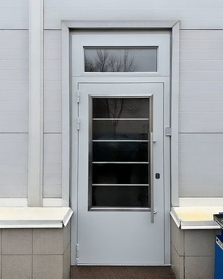 Остекленная дверь