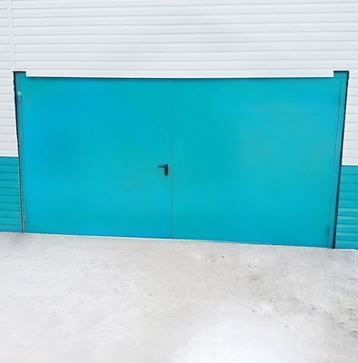 Широкие окрашенные ворота Широкие окрашенные ворота