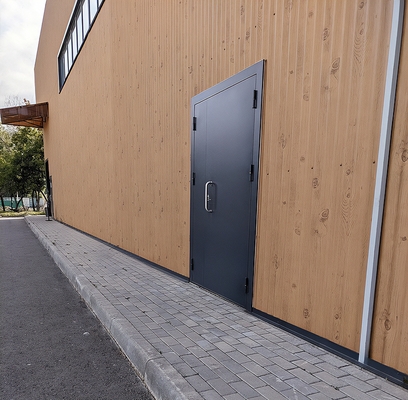 Дверь в здании автовокзала